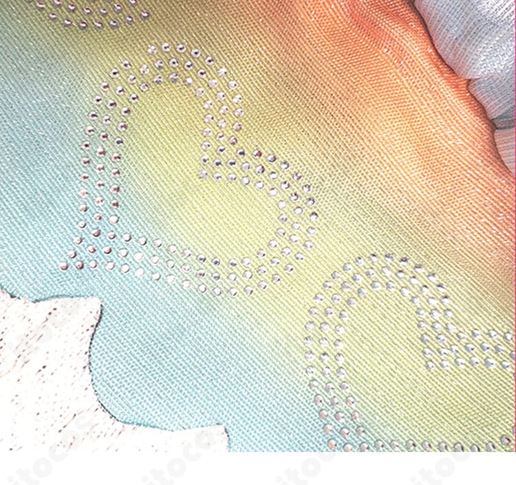 虹野ゆめ レインボーエトワール衣装のハート装飾ディテール。立体的なモチーフと輝きが伝わる接写