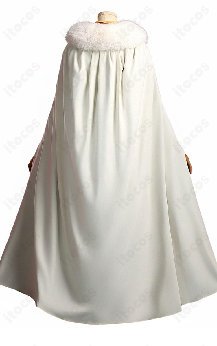 神楽コスプレ衣装の背面ディテール。マントの落ち感とドレス背面の装飾を確認できる後ろ姿。