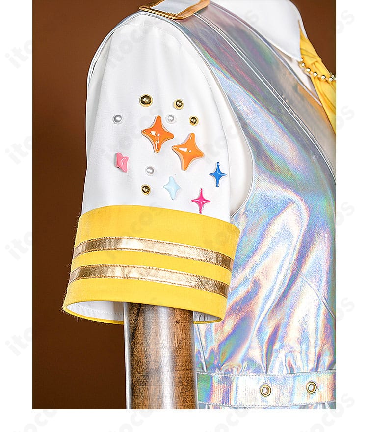 鏡音レン衣装の袖口ディテール。カフスの装飾ラインとスナップ構造を捉えたカット