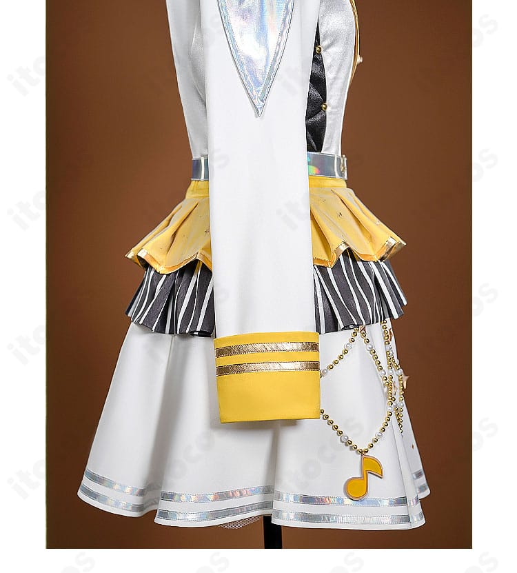 右袖装飾の詳細（ラインテープとボタン配置）