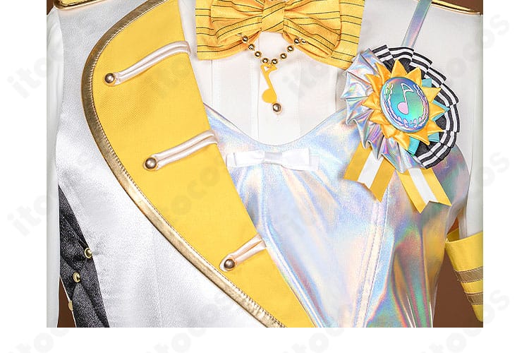 衣襟の装飾ディテール（ラペルの縁取りと配色ステッチ）