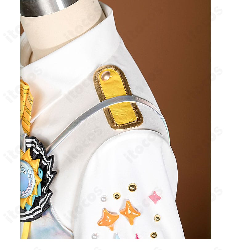 肩と袖付けの装飾ディテール（エポーレット風意匠）