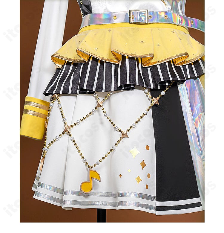 スカート装飾の近接図（プリーツとパイピング）