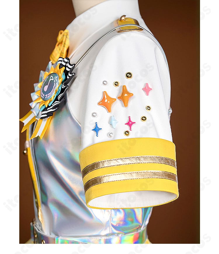 袖口装飾の近接図（カフスとボタンの意匠）