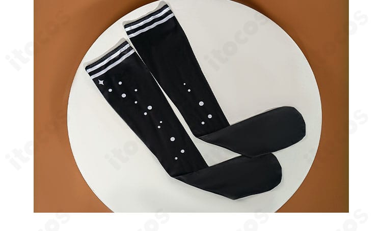 脚部の靴下装飾ディテール（柄と長さのバランス）