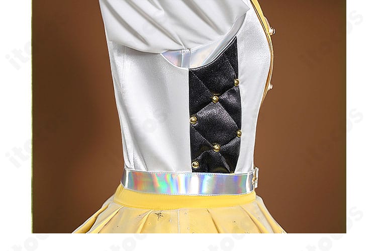 側面衣襟のメイン装飾詳細（チェーン固定位置）