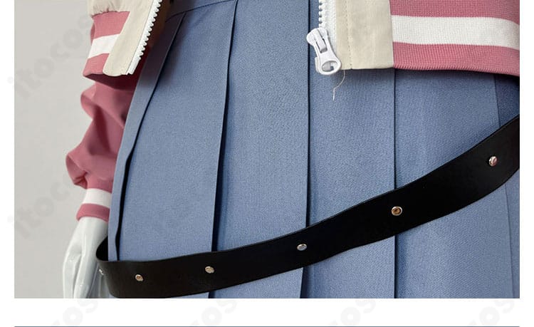 腰飾りのアップ。ベルトや装飾がアクセントとなり全体のバランスを引き締めます。