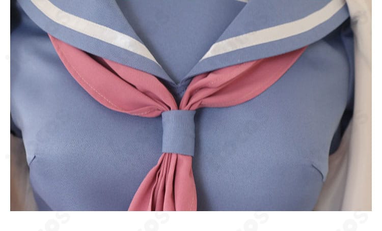襟元とスカーフのクローズアップ。セーラーらしい清楚感と可愛さを表現。