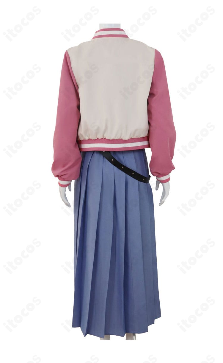 神楽コスの背面全体。背中のラインとスカートのフレアが美しく映えるデザイン。