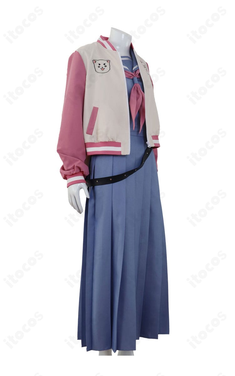 神楽コスの右側面。スタジャン風アウターの立体感とプリーツスカートの広がりを確認。