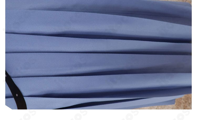 スカート裾の細部。ふんわり広がるシルエットで動きのある写真に最適。