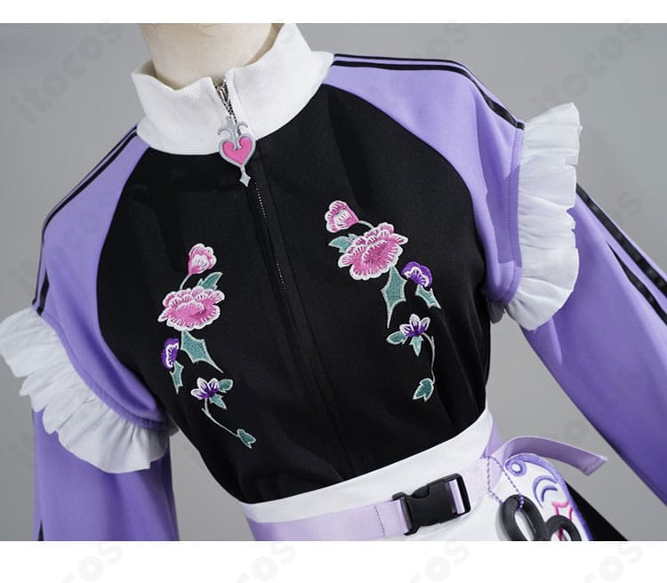 襟元装飾のクローズアップ。メイド要素のフリルと切替の縫製を示すディテール