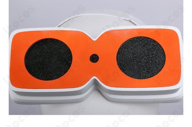 ガンスミスビッチ 衣装のメガネ装飾アップ。アクセサリーの質感と仕上げを示す近影