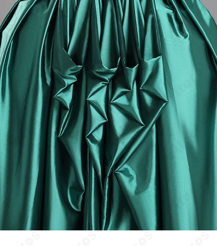 スカート裾背面の装飾アップ。縁飾りの質感と仕上げの細やかさを示す