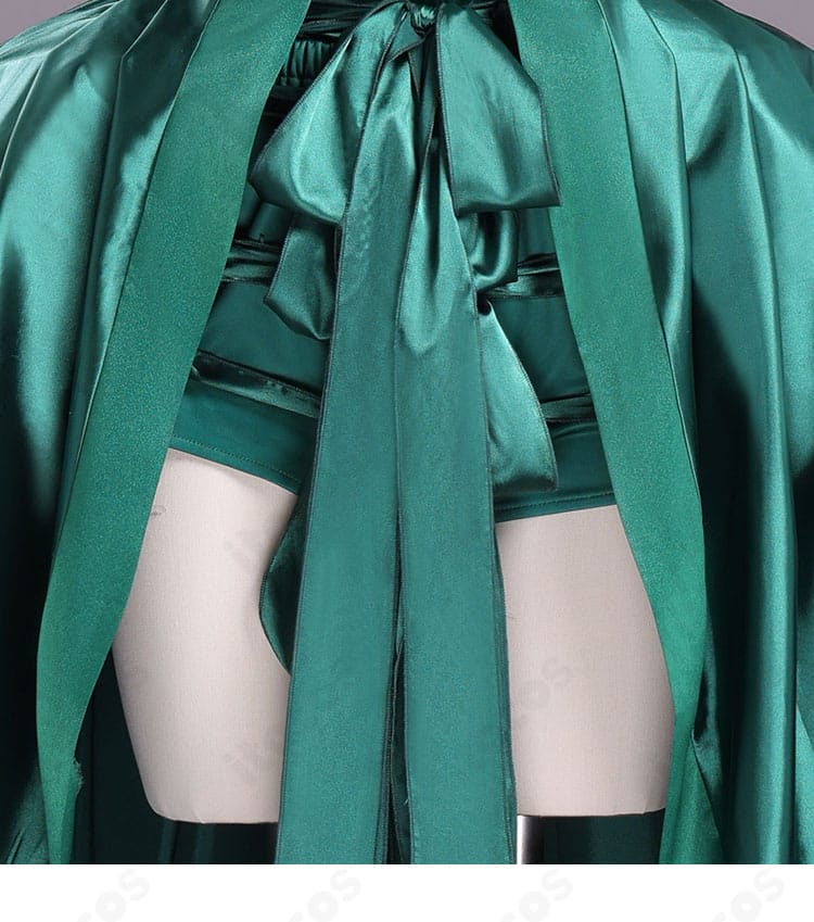 腰紐と裾装飾のディテール。スカートのボリュームと装飾の見え方を確認