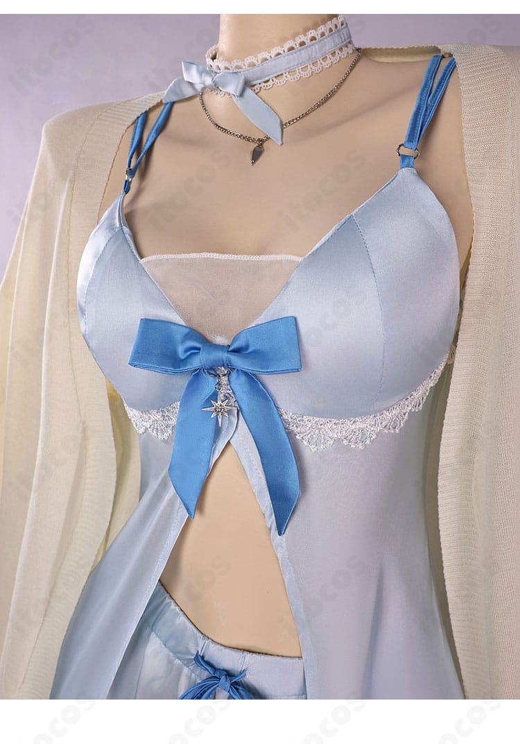 白銀ノエル 新衣装 上衣の装飾と細部。コートの縁取りやボタン意匠の近接写真。