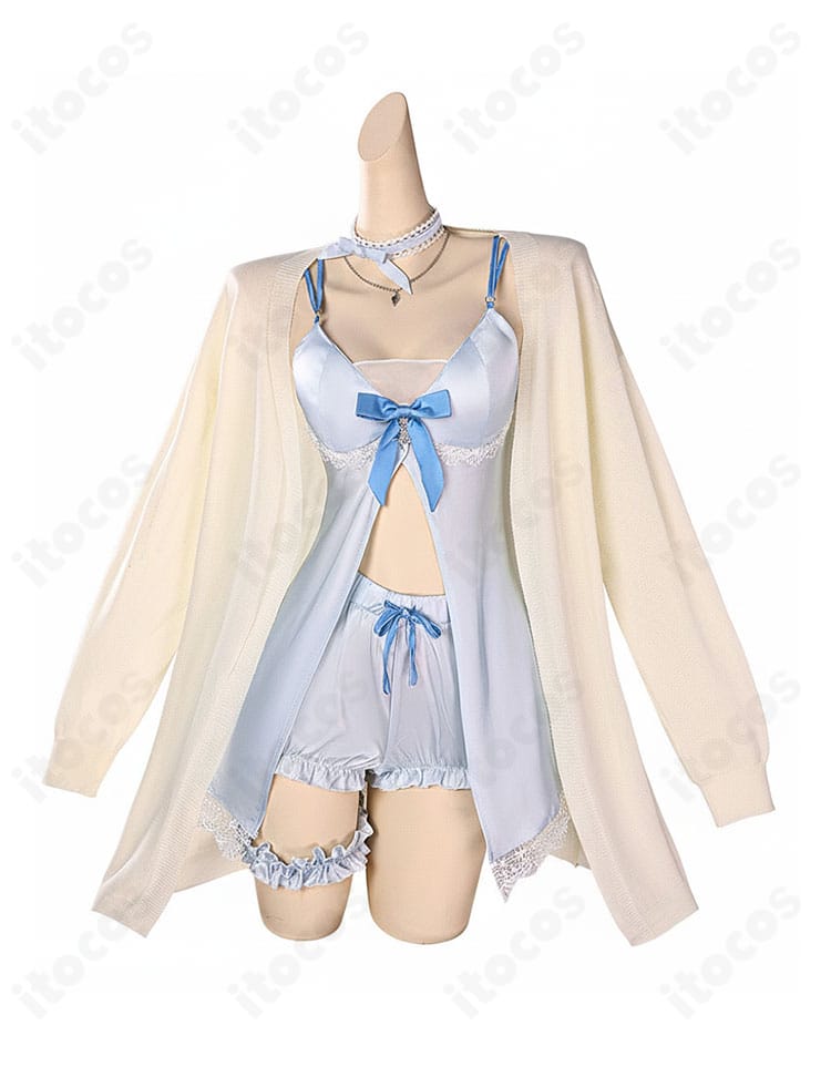 白銀ノエル 新衣装 コスプレ衣装の正面全身。コート×ショートパンツの比率と胸元アクセントを確認。