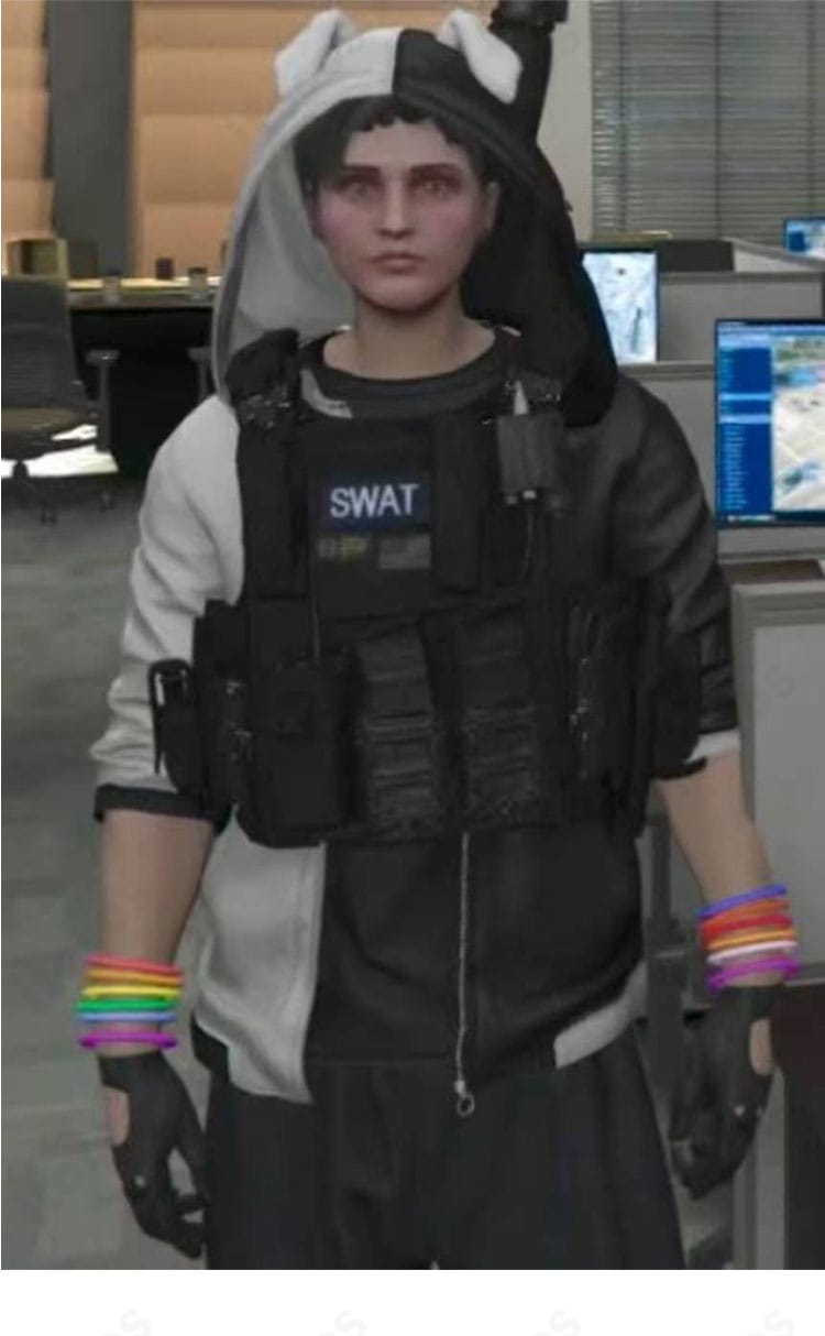 ストグラ 後藤れむのコスプレ衣装を全身着用したイメージ。犬耳・尻尾・白黒パーカー・SWATベストのセットでミリタリー感を高再現。イベントや撮影向けのオーダーメイド仕様。