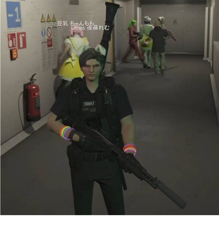 ストグラ 後藤れむのゲームシーンを意識した再現写真。犬耳と白黒パーカーにSWATベストを重ね、ストリート×ミリタリーの雰囲気を強調したディテールが分かる構図。