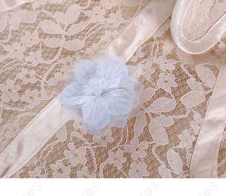 イーニッド・シンクレア ドレスの装飾花アップ写真。素材の層と固定方法の丁寧さが分かります。