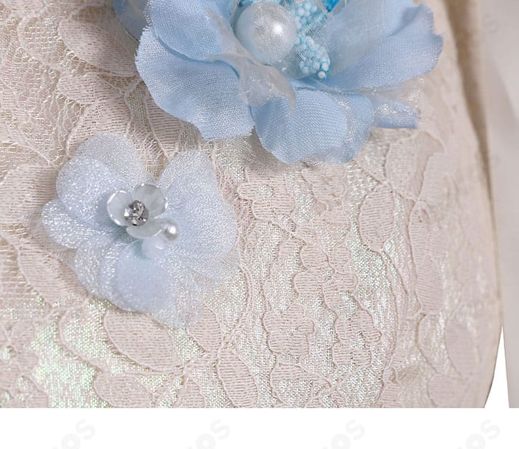 ウェンズデー ドレス衣装の花柄装飾クローズアップ。撮影映えする色彩と質感を表現。