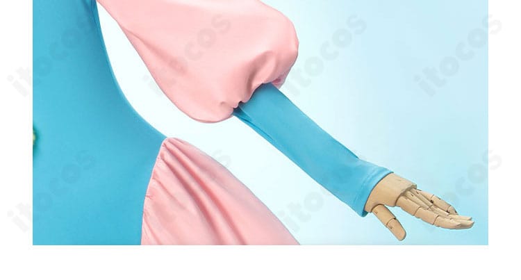 袖飾りのクローズアップ。カフ部の形状と装飾で立体感を表現。