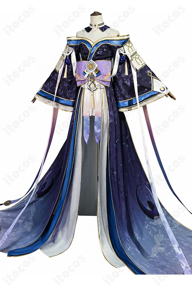 信濃『満ち欠ける朧月』コスプレ衣装の側面。肩から腰にかけての装飾とプリーツスカートの立体感を強調