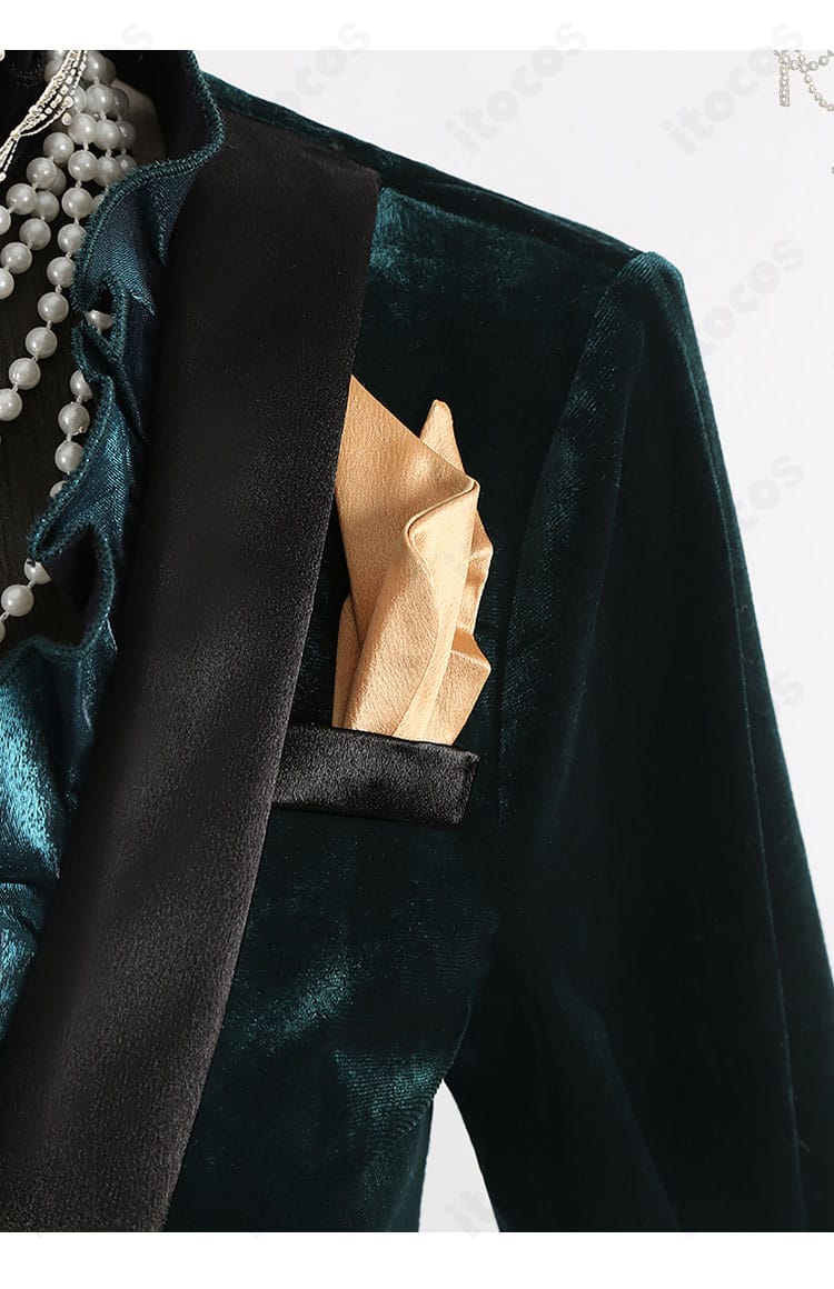 ジョルジーナ・リーチ 衣装の胸元アクセサリー詳細。装飾パーツの質感と縫製のアップ