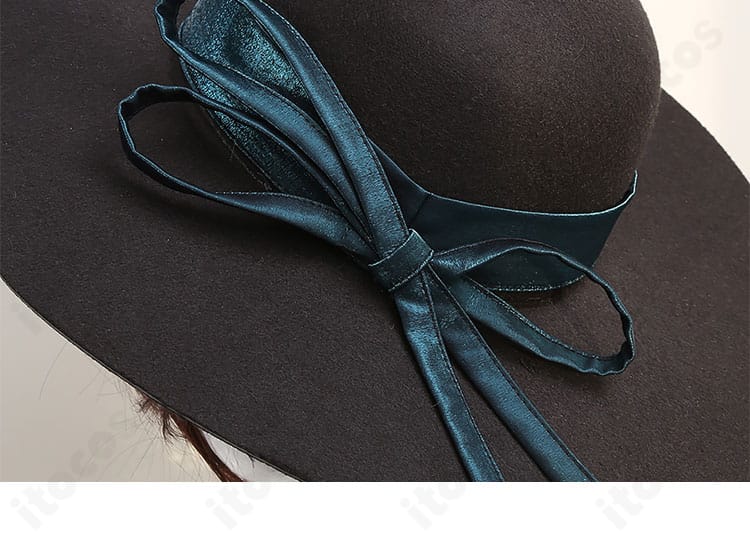 ジョルジーナ・リーチ 帽子のリボン装飾クローズアップ。色味と立体感、結びの仕上がりが分かる画像