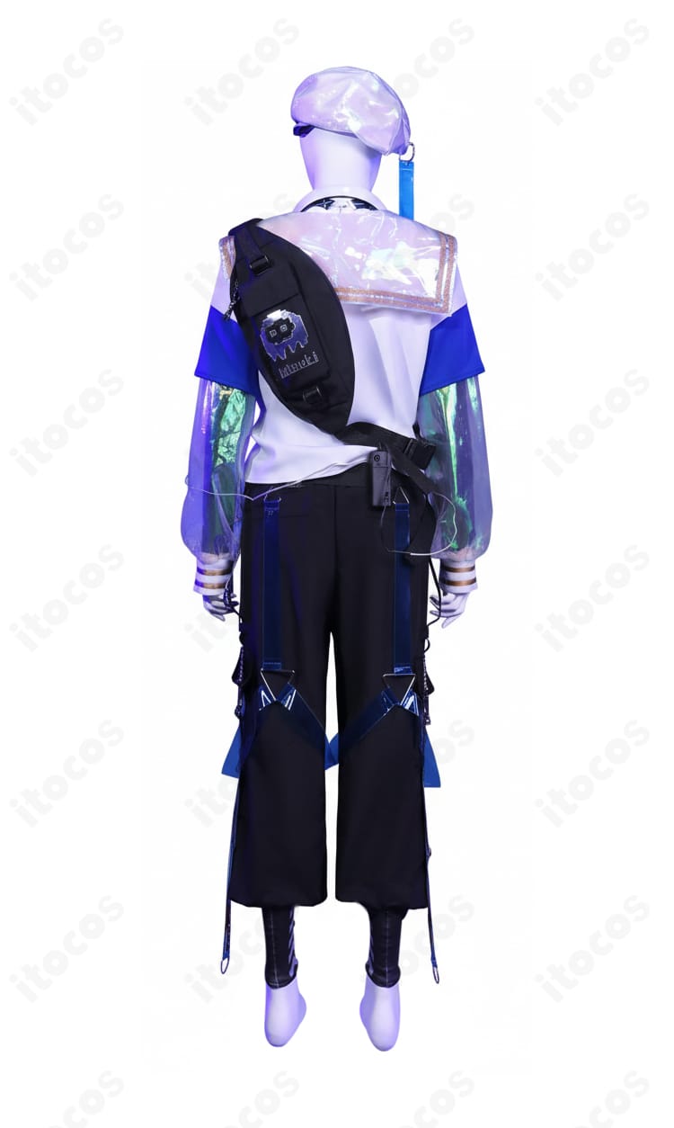 アークナイツ ミヅキ 永遠のプレイヤー コスプレ衣装の背面全体。バッグ風帯装飾やレッグカバーの見え方を確認できる写真