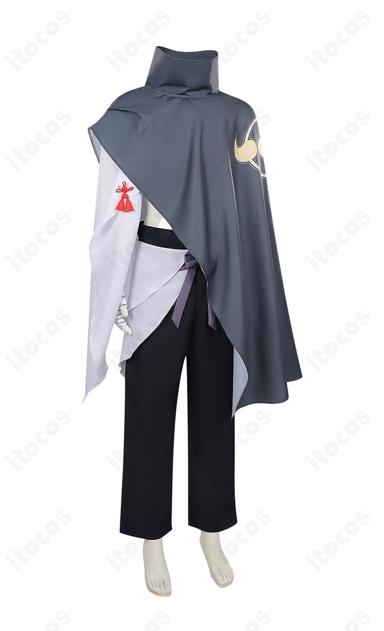 ナルト カカシ上忍服コスプレの側面ショット。腕周りの可動域と腰布の落ち感を確認できるアングル。