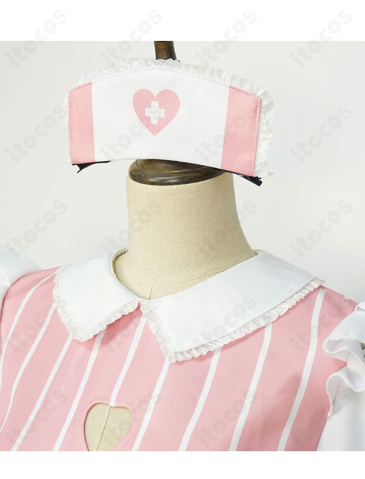 イリヤ ナース衣装の帽子と襟元ディテール。端正な縁取りと装飾ステッチを拡大で掲載。