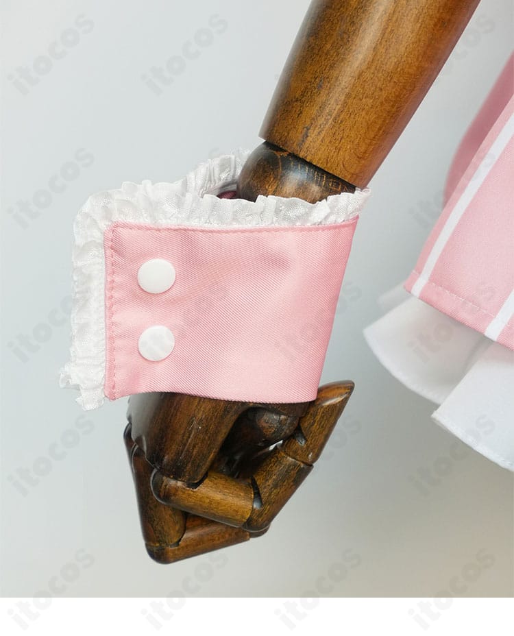 イリヤ ナース衣装の腕飾りディテール。手首飾りの形状と質感を近距離で撮影。