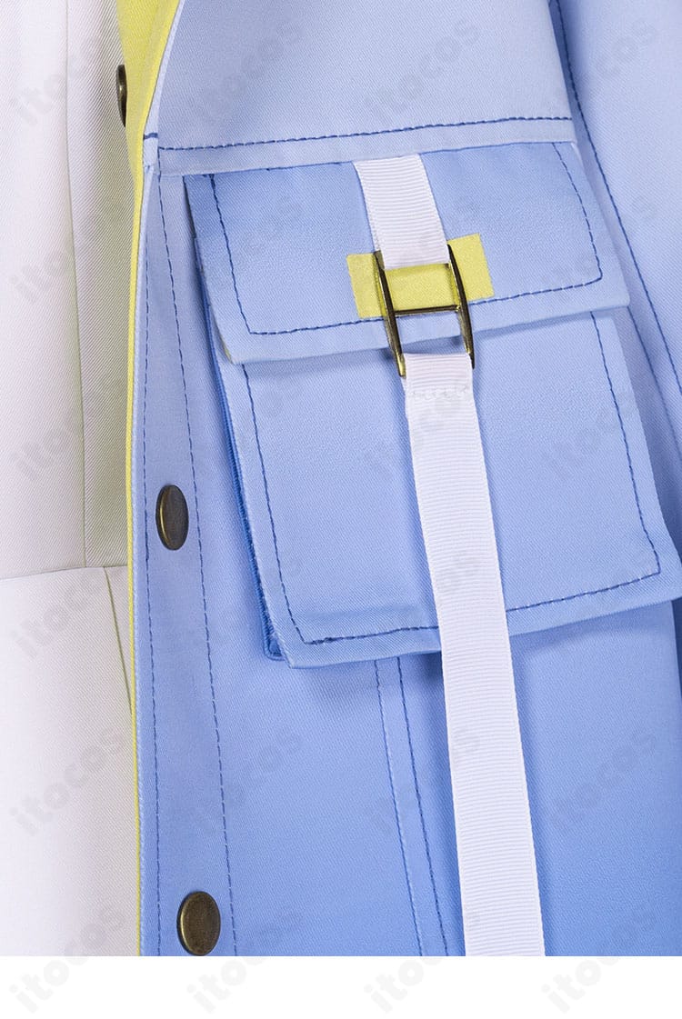 胸飾りとポケット周りのディテール。立体モチーフと金属調パーツで高級感を演出した構成。