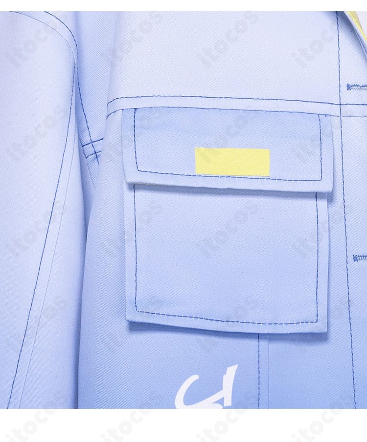 コートのポケット装飾ディテール。刺繍風モチーフとボタン配置などの再現性を示すクローズアップ。