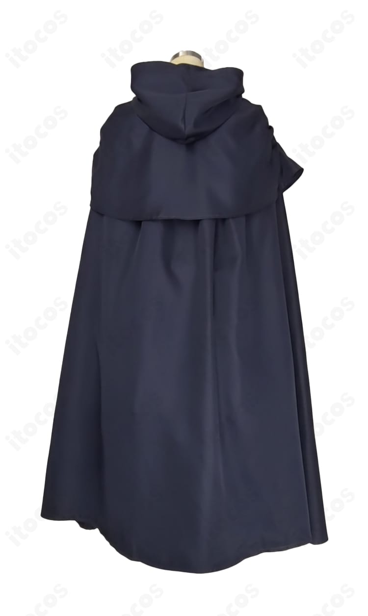 背面ディテール。マントのドレープと留め具、背中のラインを丁寧に再現した高品質仕立て。