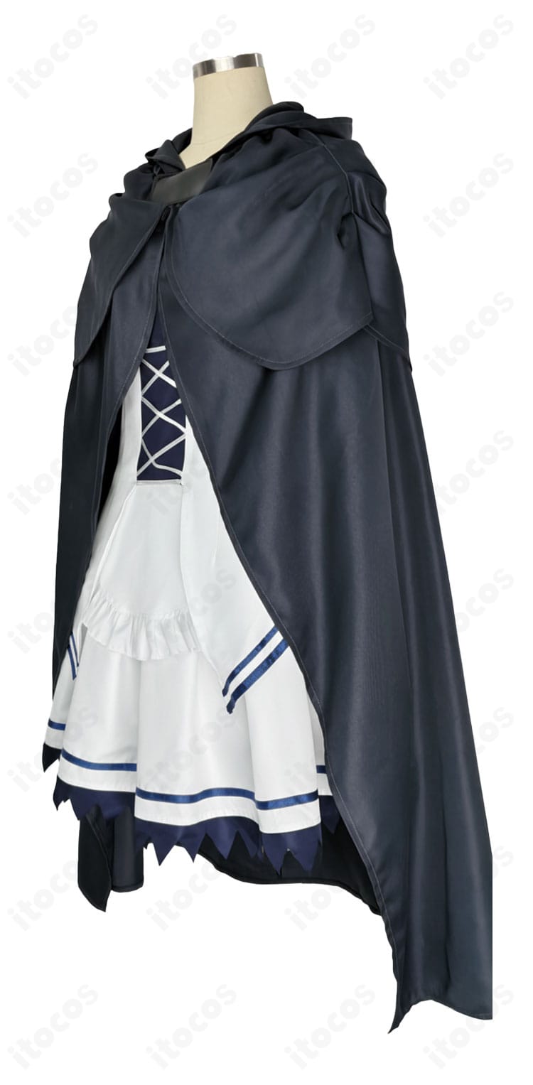 側面から見たシルエット。立体裁断によりウエストラインとマントの流れが美しく映える構成。