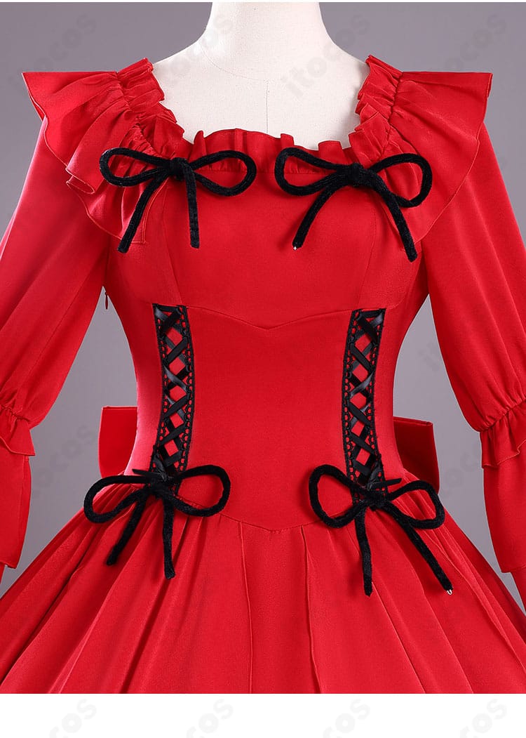 襟元装飾のクローズアップ。上品な襟デザインと装飾パーツが顔周りを華やかに演出。