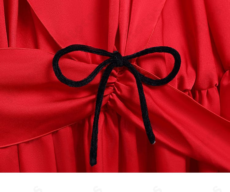 スカート裾の装飾ディテール。揺れるドレープと縁取りの美しさが伝わるカット。