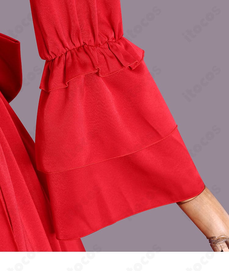 袖装飾のクローズアップ。繊細な刺繍と袖口の端処理が高級感を与える仕立て。