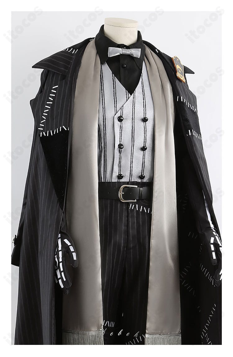 ナイトメアースーツの門襟と胸元装飾ディテール。ボタン配置と胸飾りの造形を忠実に表現した仕上がりのクローズアップ。