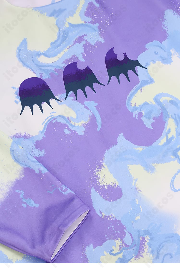 胸元のプリント・モチーフの近接。作品性を象徴するデザインをクリアに再現