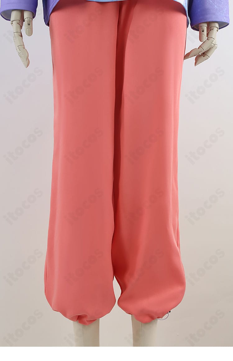 パンツ装飾ディテール。直線的モチーフとラインが映えるスタイリッシュな仕上がり