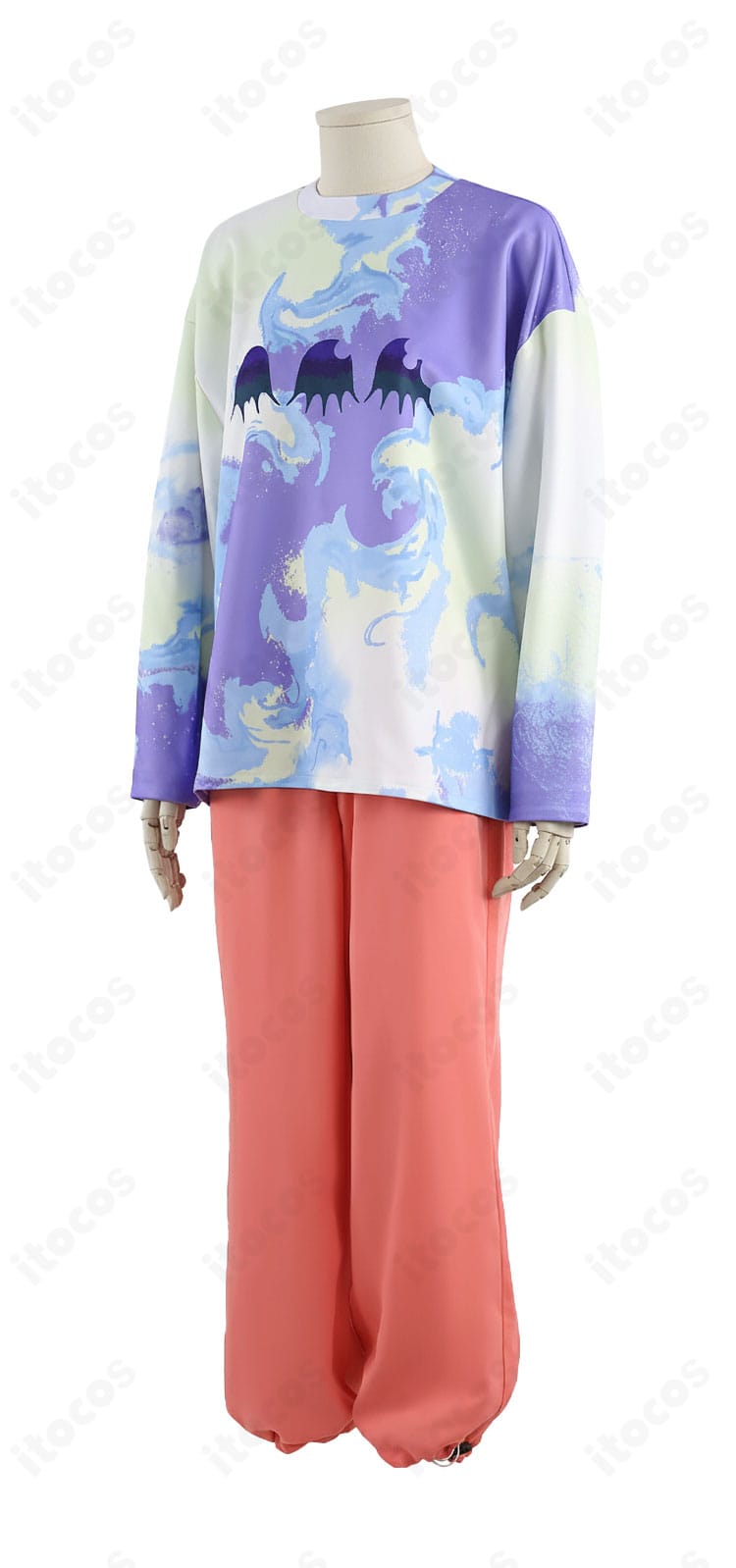 湊大瀬 コスプレ衣装 左側面。自然な落ち感と袖口デザイン、パンツのシルエットを確認