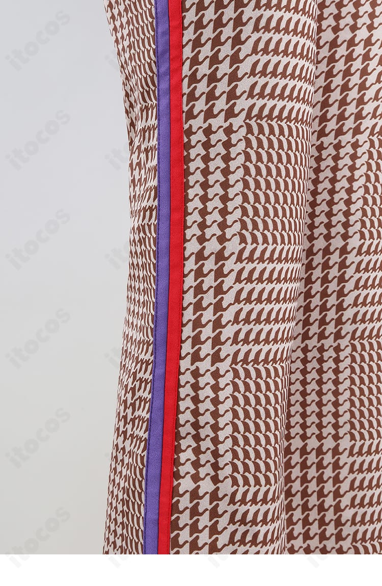 本橋依央利 コスプレ衣装のズボン装飾詳細。紫紅ストライプのアクセントと生地の質感を捉えたクローズアップ。