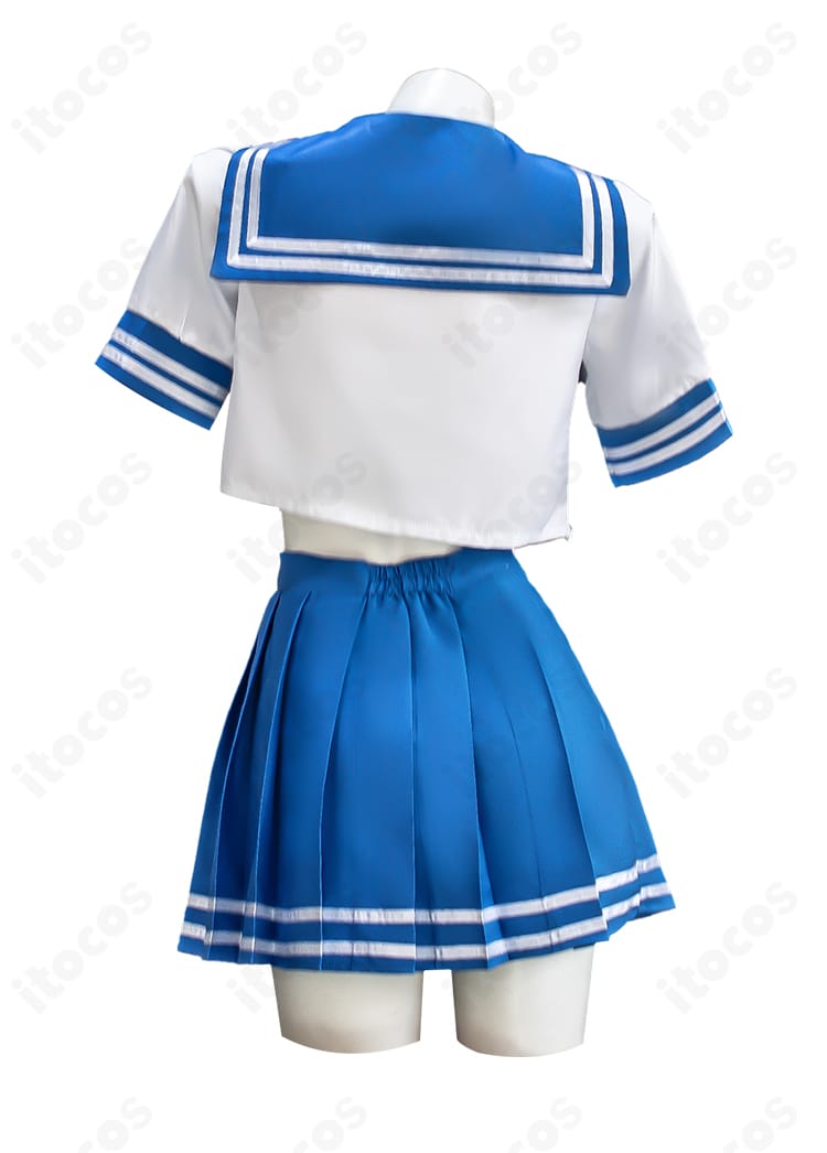 らき☆すた 泉こなた 夏服コスの背面図。襟のライン配置と背面のシルエットまで陵桜学園制服を忠実に表現。