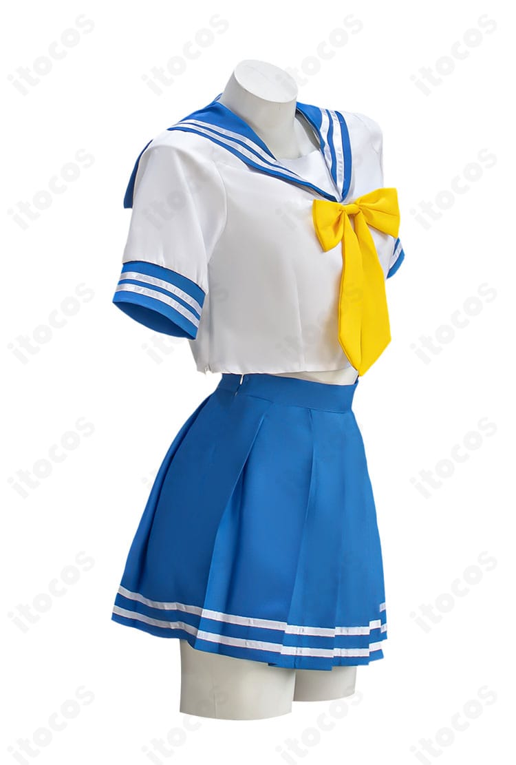 らき☆すた 泉こなた 夏服コスの側面図。自然なウエストラインと袖・襟のライン位置、シルエットの落ち感を確認できる。