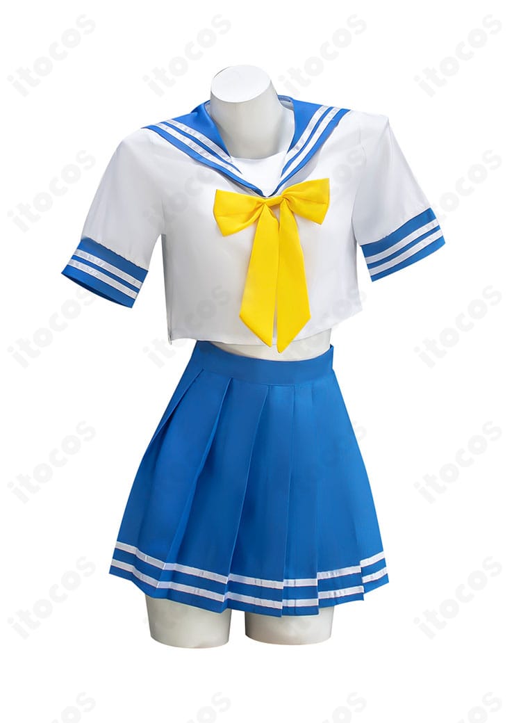 らき☆すた 泉こなた 夏服コスプレの正面全身写真。清涼感ある白セーラーとブルースカートの配色がはっきり分かる構図。