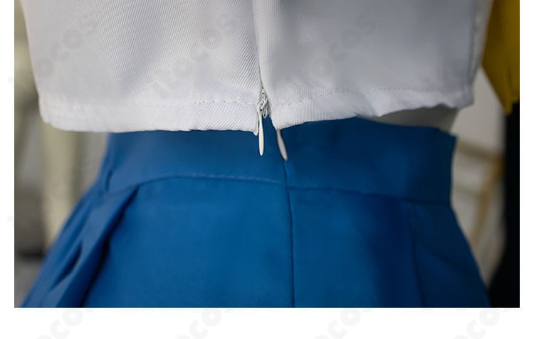 らき☆すた 泉こなた 夏服コスの背面ファスナー詳細。着脱しやすく外観がすっきり見える仕様をクローズアップ。