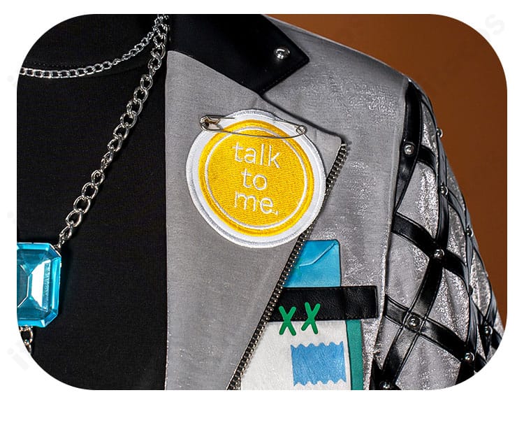 外套の襟元アップ。ラペルの角度と縁取りデザインを確認できるディテール